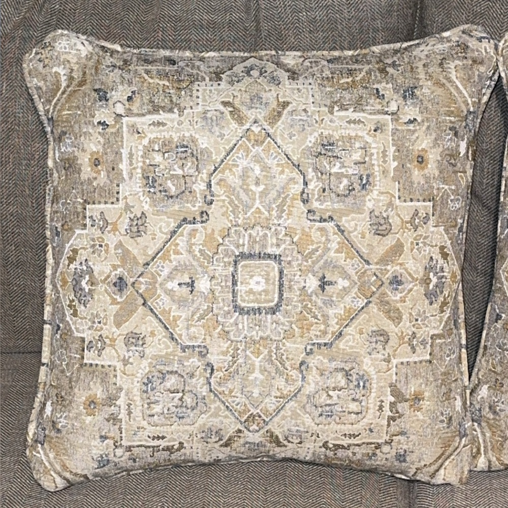 NWOT Set of 2 Elegant Beautiful Home Accent Decor Throw Pillow Covers 24”x24” - Picture 5 of 8